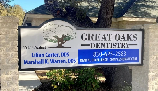 A sign for New Braunfels dentist, Great Oaks Dentistry.