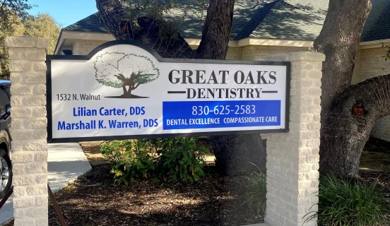 A sign for Great Oaks Dentistry, a dentist in New Braunfels.